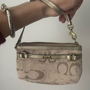 Coach🤍🤍 Ashley Signature Canvas Wristlet GUC with metallic gold trim